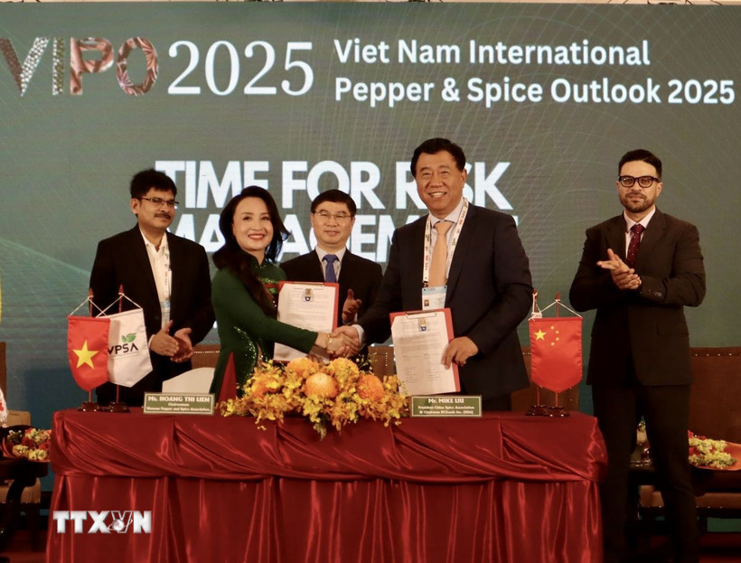 Hiệp hội Hồ tiêu và cây gia vị Việt Nam ký kết thoả thuận hợp tác với Hiệp hội Gia vị Trung Quốc tại hội nghị. (Ảnh: Xuân Anh/TTXVN)