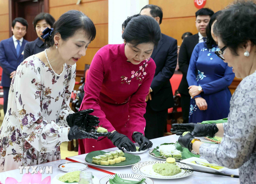 Phu nhân Ngô Phương Ly và Phu nhân Ishiba Yoshiko cùng làm bánh cốm truyền thống. (Ảnh: An Đăng/TTXVN)