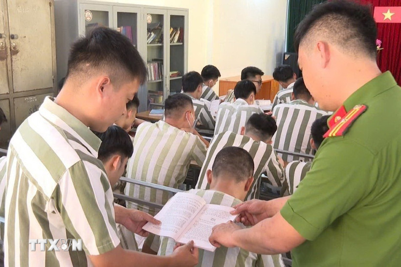 Phạm nhân được hướng dẫn các quy trình đặc xá tại Trại tạm giam số 1, Công an thành phố Hà Nội. (Ảnh: TTXVN phát)