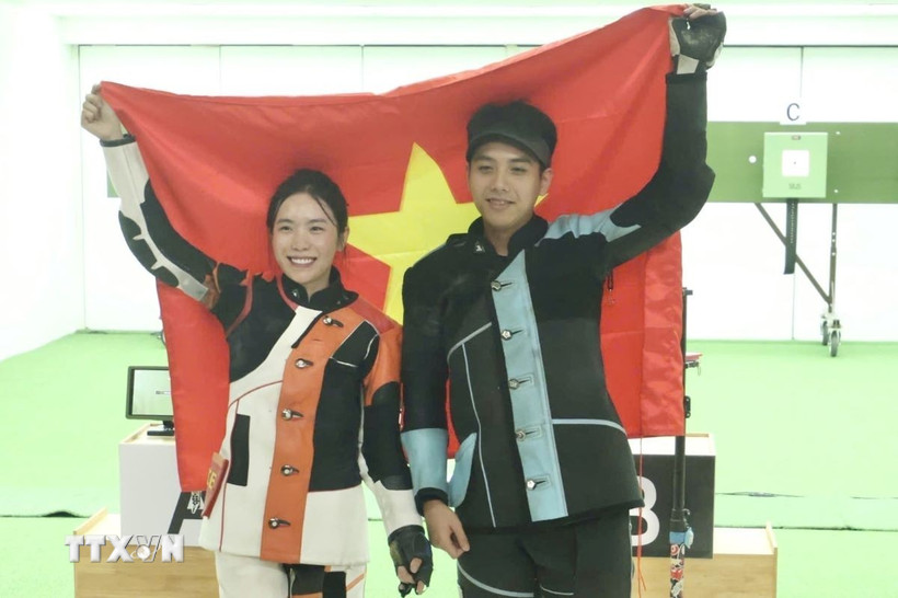 Mộng Tuyền và Tâm Quang thi đấu xuất sắc, mang về tấm HCV đầu tiên cho bắn súng Việt Nam. (Ảnh: TTXVN phát)