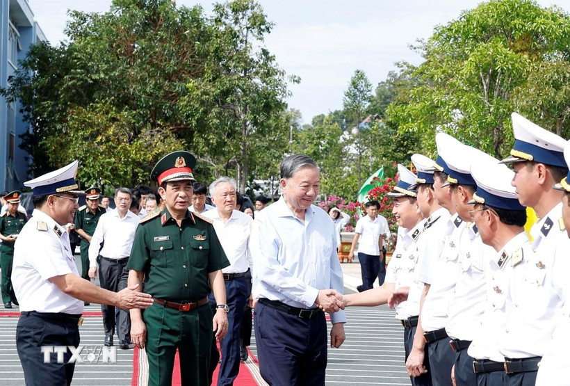 Tổng Bí thư Tô Lâm đến thăm, làm việc với Bộ Tư lệnh Vùng 5 Hải quân. (Ảnh: Thống Nhất/TTXVN)