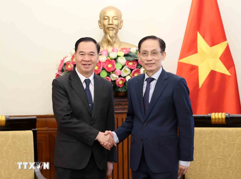 Bộ trưởng Bộ Ngoại giao Lê Hoài Trung tiếp Bộ trưởng Bộ Giáo dục và Thể thao Lào Thongsalith Mangnomek. (Ảnh: An Đăng/TTXVN)