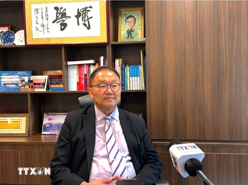 Giáo sư Hoàng Cẩm Huy thuộc Đại học Trung Văn Hong Kong, Ủy viên Hội đồng Lập pháp Hong Kong trả lời phỏng vấn phóng viên TTXVN. (Ảnh: Xuân Vịnh/TTXVN)