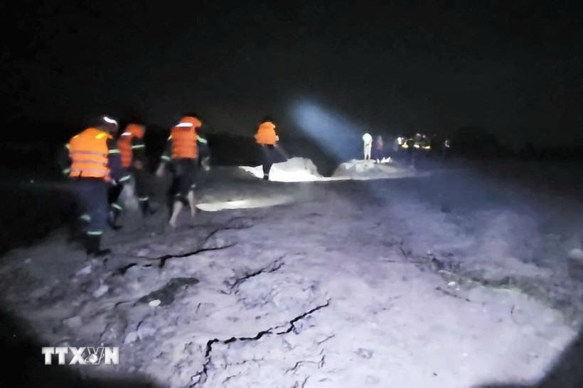 Các lực lượng chức năng tìm kiếm tung tích nạn nhân. (Ảnh: TTXVN phát)