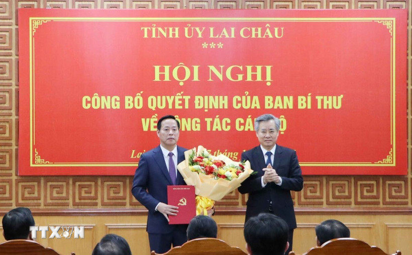 Ông Nguyễn Quang Dương, Phó Trưởng Ban Tổ chức Trung ương trao Quyết định cho ông Hà Quang Trung. (Ảnh: Nguyễn Oanh/TTXVN)