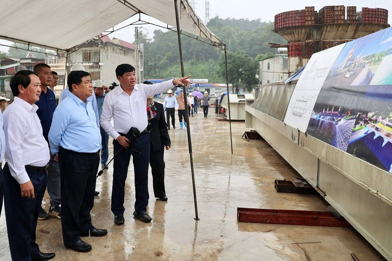 Phó Thủ tướng kiểm tra thực địa nút giao thông tại tuyến nối giữa thành phố Hà Giang trước kia và cao tốc Tuyên Quang-Hà Giang. (Nguồn: Báo Chính phủ)