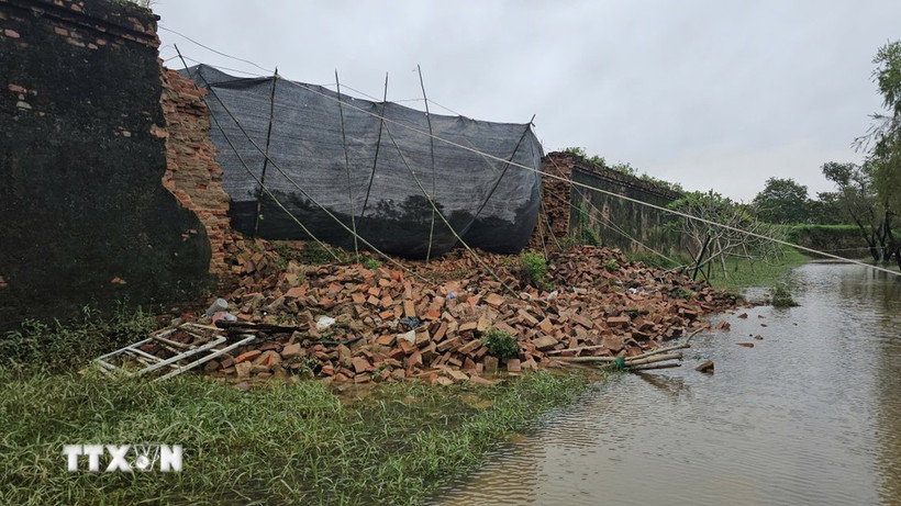 Đoạn tường thành phía Bắc Hoàng thành bị sập đổ. (Ảnh: Mai Trang/TTXVN)