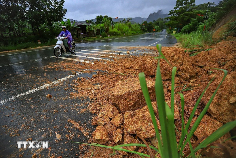 Đất đá sạt xuống đường gây nguy hiểm cho người và phương tiện khi lưu thông trên tuyến đường tỉnh 433 từ phường Hòa Bình đi xã Đà Bắc. (Ảnh: Trọng Đạt/TTXVN)