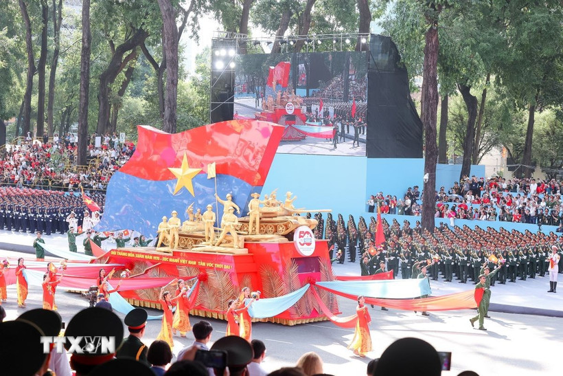 Thành phố Hồ Chí Minh chuẩn bị cho lễ kỷ niệm 50 năm Ngày Giải phóng miền Nam, thống nhất đất nước. (Ảnh: Anh Tuấn/TTXVN)