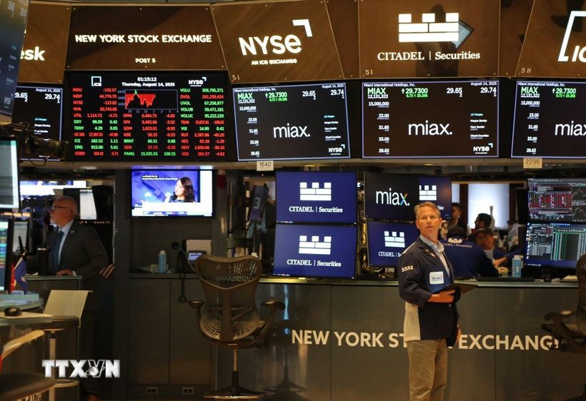 Hoạt động giao dịch trên sàn chứng khoán New York, Mỹ. (Ảnh: THX/TTXVN)