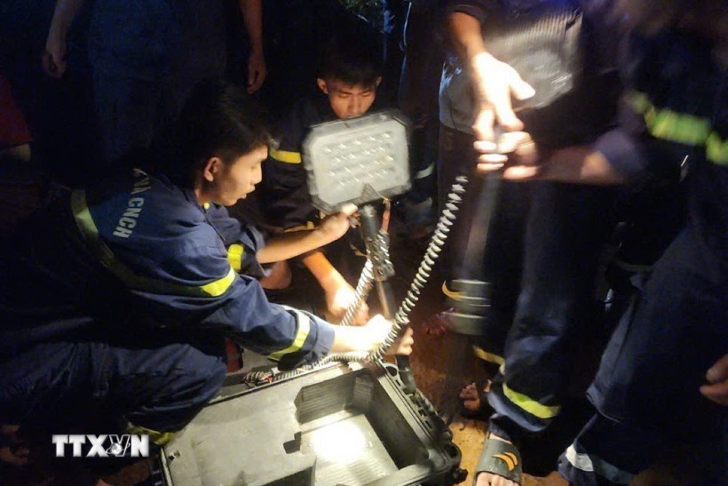 Lực lượng chức năng nổ lực tìm kiếm nạn nhân. (Ảnh: TTXVN phát)