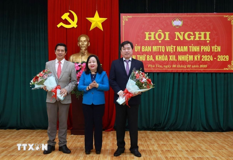 Bà Cao Thị Hòa An, Phó Bí thư Thường trực Tỉnh ủy, Chủ tịch Hội đồng Nhân dân tỉnh Phú Yên tặng hoa chúc mừng tân Chủ tịch và Phó Chủ tịch Ủy ban Mặt trận Tổ quốc Việt Nam tỉnh. (Ảnh: Xuân Triệu/TTXVN)