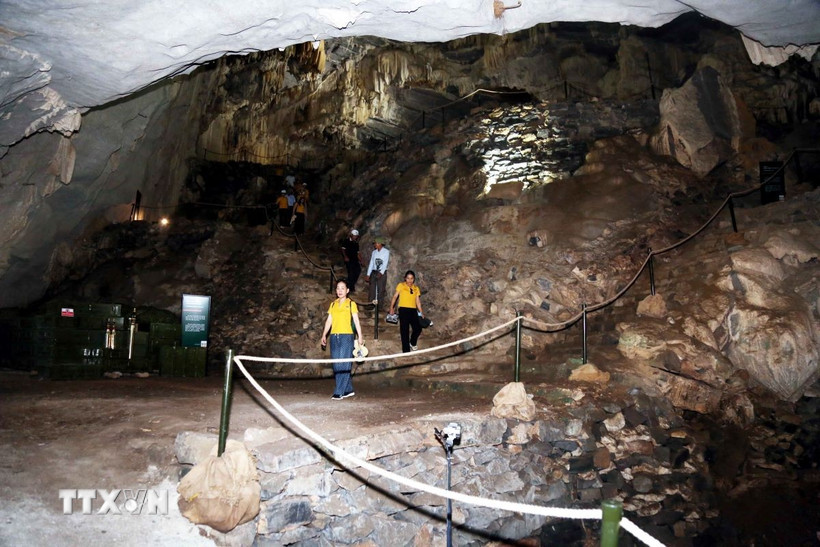 Bên trong Hang Chỉ huy, một trong những tổng kho lớn nhất của Bộ Tư lệnh 559. (Ảnh: Tá Chuyên/TTXVN)