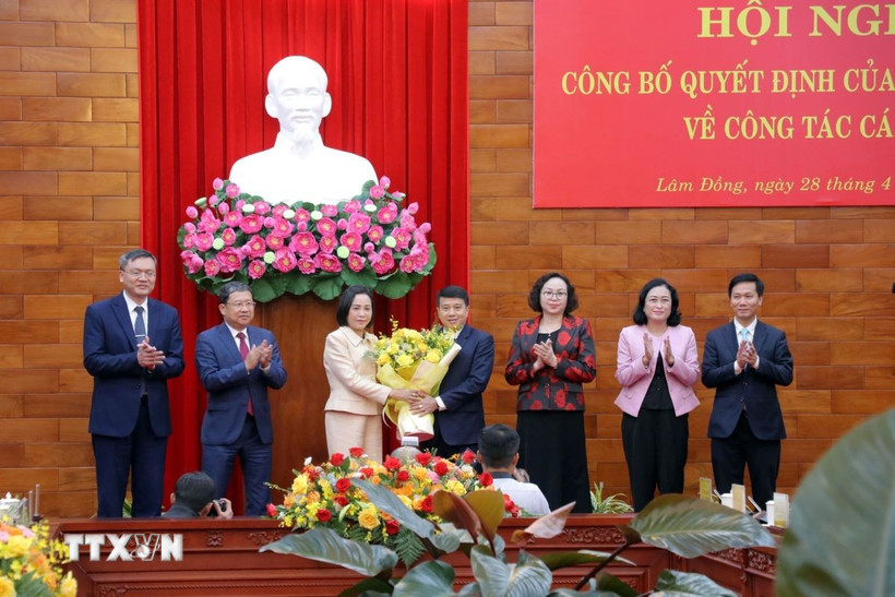 Ủy viên Trung ương Đảng, Phó Chủ tịch Quốc Hội Nguyễn Thị Thanh chúc mừng tân Bí thư Tỉnh ủy Lâm Đồng Y Thanh Hà Niê Kđăm. (Ảnh: Chu Quốc Hùng/TTXVN)