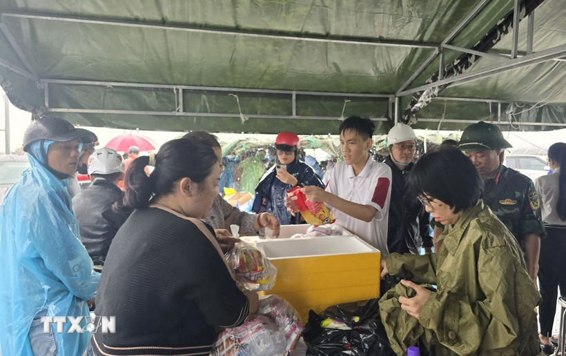 Điểm tiếp tế lương thực, thực phẩm cho người dân ở vùng ngập trong những ngày sơ tán 20-21/11. (Ảnh: Đặng Tuấn/TTXVN)