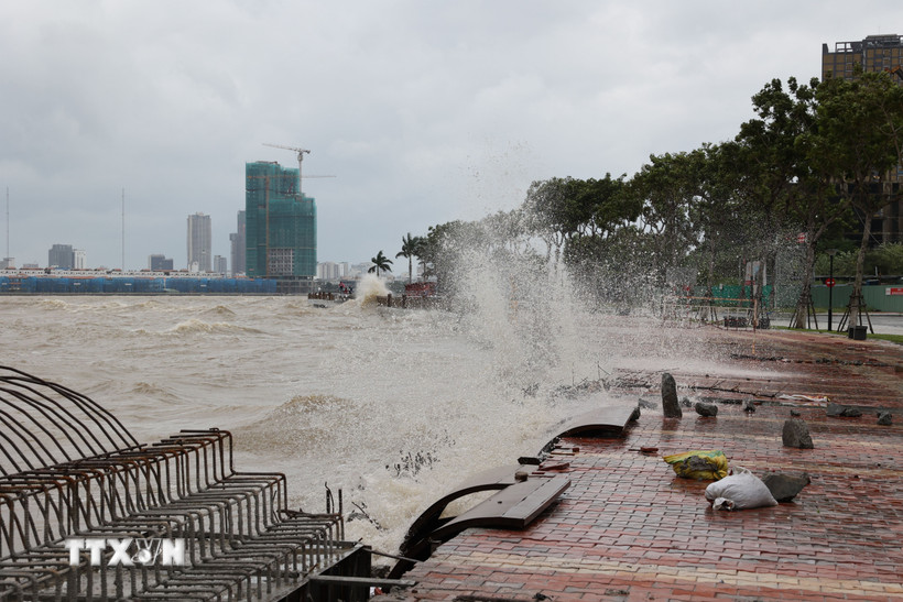 Nước sông Hàn dâng cao và sóng lớn cao hơn 3m liên tục đánh mạnh vào bờ kè. (Ảnh: Anh Dũng/TTXVN)