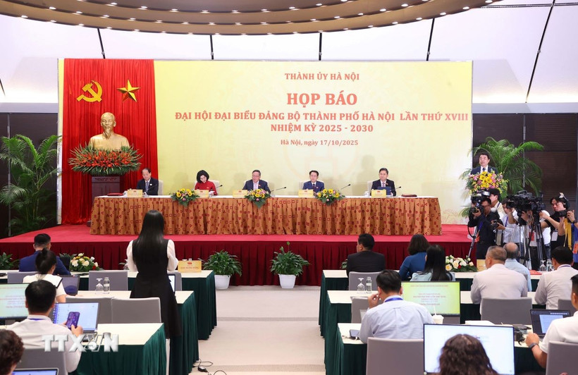 Quang cảnh buổi họp báo báo thông tin về kết quả Đại hội Đảng bộ thành phố Hà Nội lần thứ 18. (Ảnh: Văn Điệp/TTXVN)