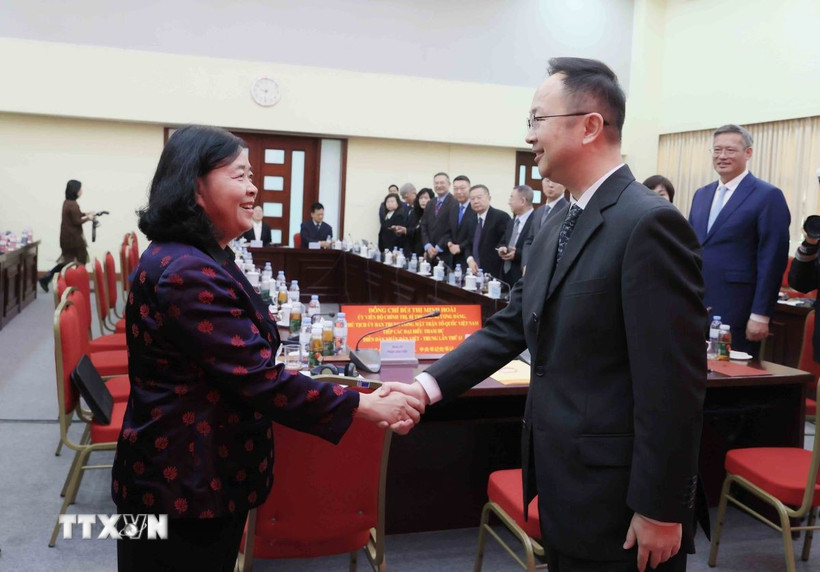 Bà Bùi Thị Minh Hoài, Ủy viên Bộ chính trị, Bí thư Trung ương Đảng, Chủ tịch Ủy ban Trung ương MTTQ Việt Nam và Phó Hội trưởng Hội Hữu nghị đối ngoại nhân dân Trung Quốc Tôn Học Khánh tại buổi tiếp. (Ảnh: An Đăng/TTXVN)