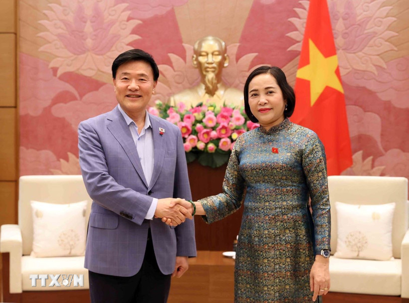 Phó Chủ tịch Quốc hội Nguyễn Thị Thanh với Giáo sư Kim Hak-Min, Chủ tịch Hội đồng Tư vấn thẩm định đạo đức Quốc hội của Hàn Quốc. (Ảnh: An Đăng/TTXVN)