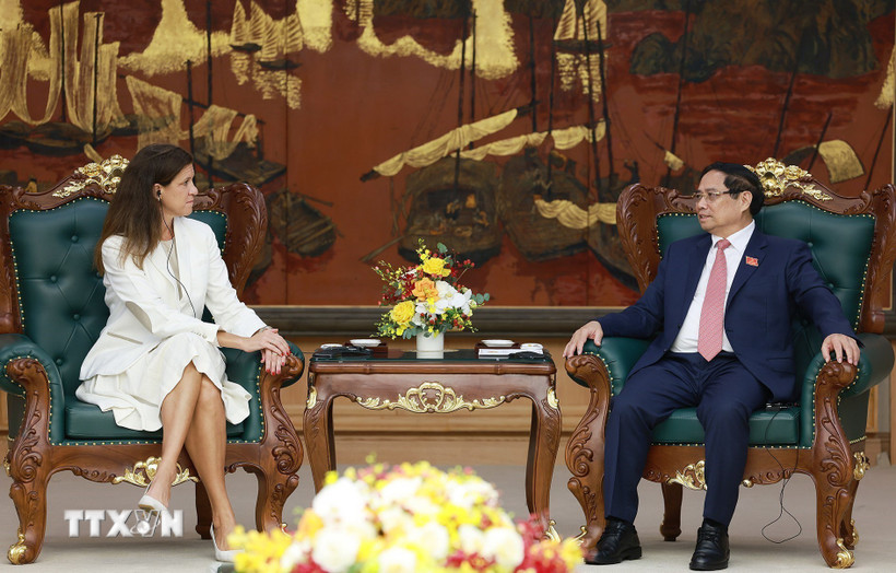 Thủ tướng Phạm Minh Chính tiếp bà Maria Zingoni, Tổng Giám đốc điều hành của các doanh nghiệp điện lực thuộc Tập đoàn GE Vernova (Hoa Kỳ). (Ảnh: Dương Giang/TTXVN)