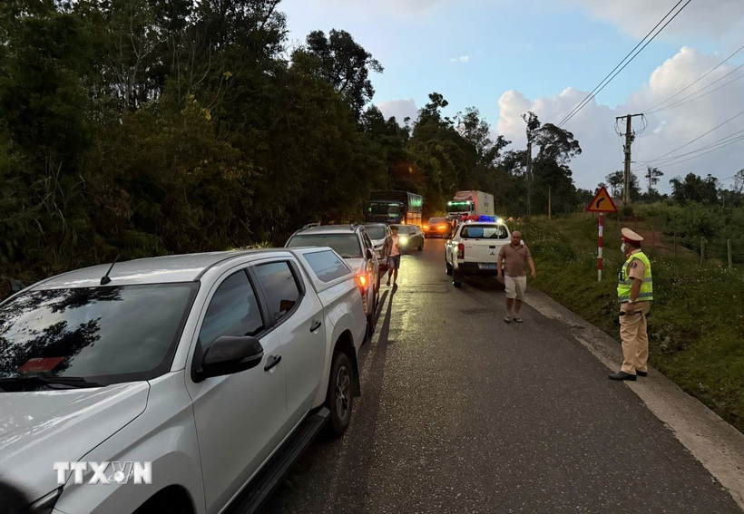 Quảng Ngãi: 'Huyết mạch' quốc lộ 24 lại tắc kéo dài do tai nạn giao thông