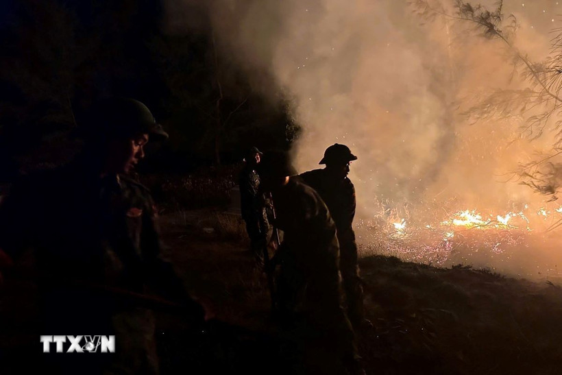 Lực lượng Bộ đội Biên phòng chữa cháy rừng sản xuất tại xã Phú Vinh, thành phố Huế. (Ảnh: TTXVN phát)