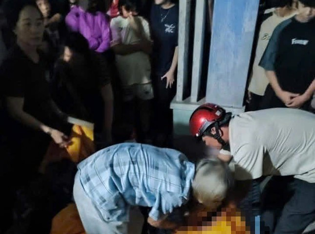 Gia đình đã đưa 2 em về nhà lo hậu sự.