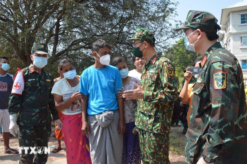 Lượng cứu nạn Công binh QĐND Việt Nam và gia đình một nạn nhân ở Myanmar. (Ảnh: TTXVN phát)
