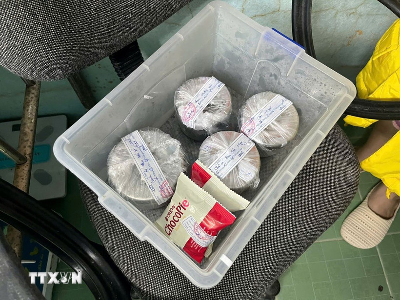 Mẫu thức ăn bữa trưa tại trường được lưu trữ tại phòng y tế nhà trường. (Ảnh: Văn Dũng/TTXVN)