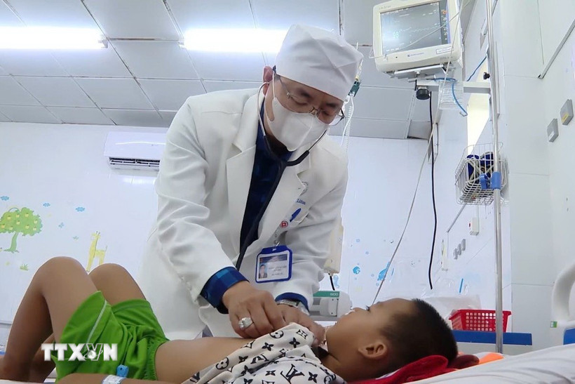 Bác sỹ Khoa Nhi, Bệnh viện Đa khoa tỉnh Bạc Liêu thăm khám, theo dõi tình hình sức khỏe các bệnh nhi bị ngộ độc thuốc diệt chuột. (Ảnh: TTXVN phát)