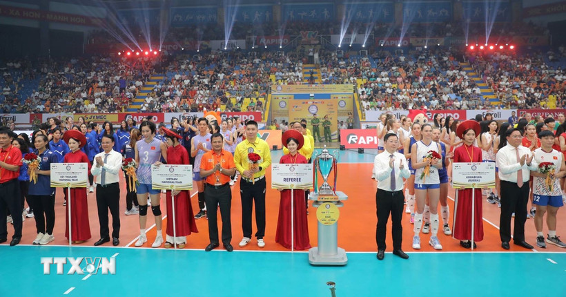 Nghi thức trao kỷ niệm chương và hoa cho các đội bóng tham dự giải Bóng chuyền Nữ Quốc tế VTV Ferroli Cup năm 2025. (Ảnh: Hoàng Hùng/TTXVN)