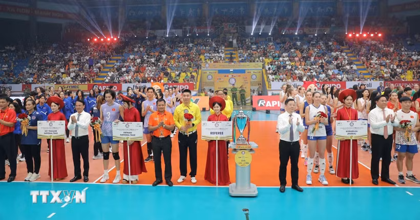 Nghi thức trao kỷ niệm chương và hoa cho các đội bóng tham dự giải Bóng chuyền Nữ Quốc tế VTV Ferroli Cup năm 2025. (Ảnh: Hoàng Hùng/TTXVN)