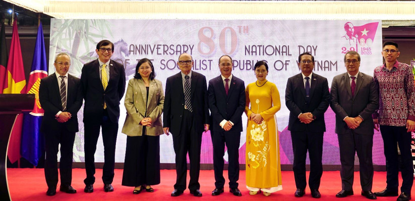 Đại sứ và Phu nhân (ở giữa) chụp ảnh kỷ niệm với Trưởng phái đoàn các nước ASEAN ở Bangladesh. (Ảnh do Đại sứ quán cung cấp)