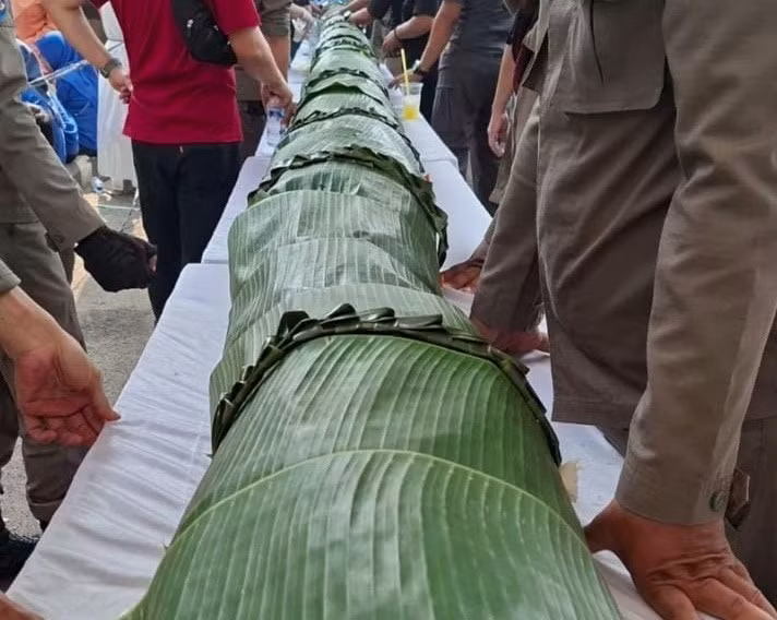 Chiếc bánh ‘sekubal’ phá kỷ lục có chiều dài lên tới 25m và đường kính 25cm. (Nguồn: Radar Lampung)