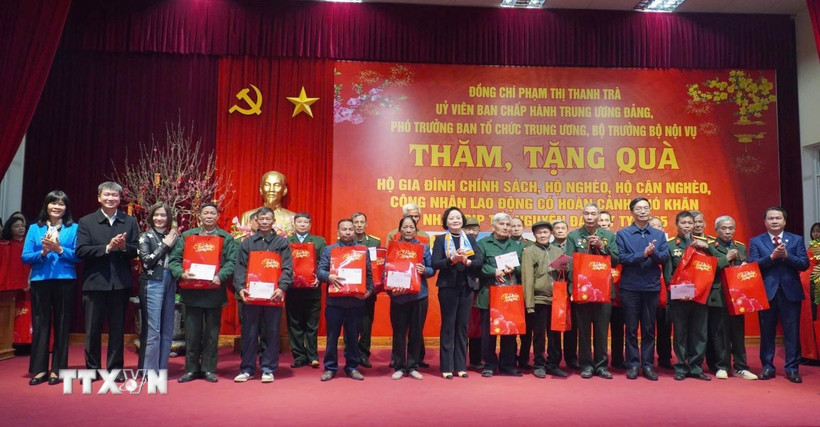 Bộ trưởng Bộ Nội vụ Phạm Thị Thanh Trà cùng đoàn công tác của Trung ương và tỉnh Yên Bái đến thăm, chúc Tết, tặng quà cho các hộ gia đình chính sách, hộ nghèo, cận nghèo huyện Trấn Yên. (Ảnh: TTXVN phát)