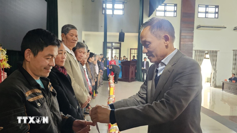 Trưởng Ban Đối ngoại Trung ương Lê Hoài Trung tặng quà cho các hoàn cảnh khó khăn tại thành phố Huế. (Ảnh: Mai Trang/TTXVN)