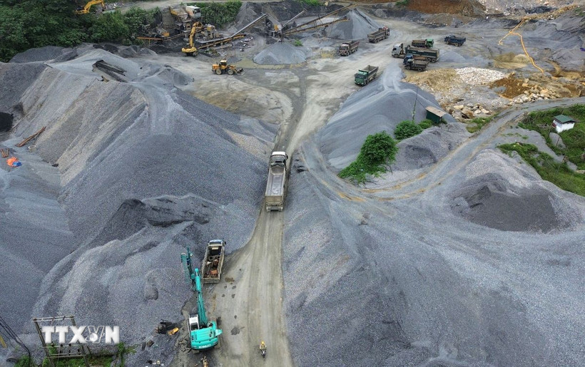 Khai thác đá xây dựng tại mỏ đá tại tỉnh Lào Cai. (Ảnh: Quốc Khánh/TTXVN)