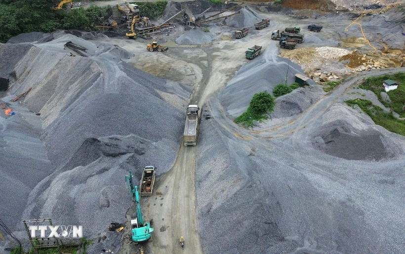 Khai thác đá xây dựng tại mỏ đá tại tỉnh Lào Cai. (Ảnh: Quốc Khánh/TTXVN)