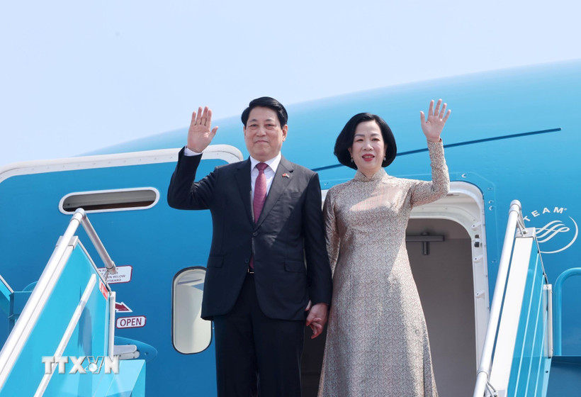 Chủ tịch nước Lương Cường và Phu nhân rời sân bay quốc tế Nội Bài, lên đường thăm cấp Nhà nước Ai Cập và Angola. (Ảnh: Lâm Khánh/TTXVN)