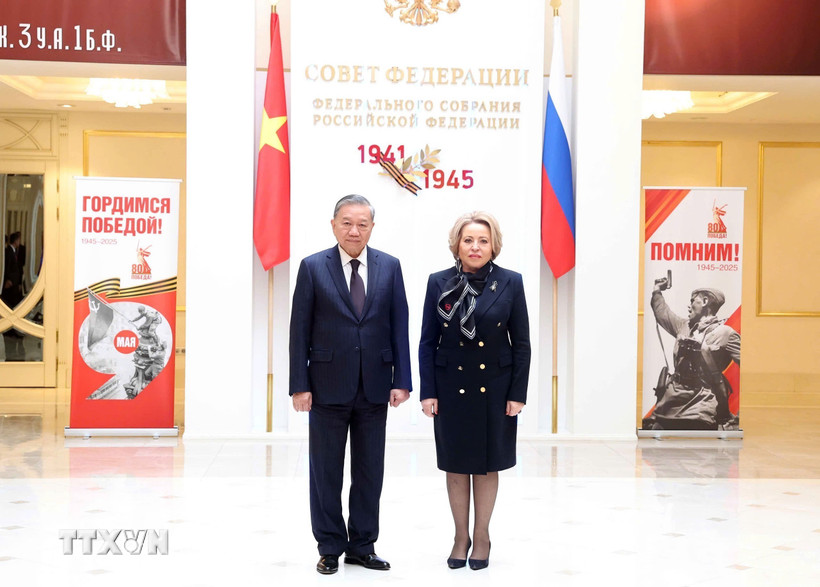 Tổng Bí thư Tô Lâm và Chủ tịch Hội đồng Liên bang, Quốc hội Liên bang Nga Valentina Matviyenko chụp ảnh chung. (Ảnh: Thống Nhất/TTXVN)