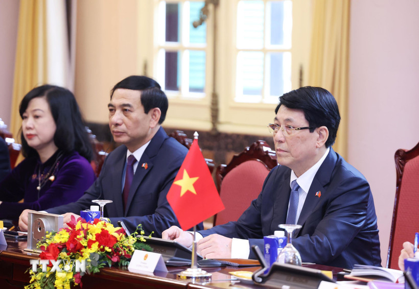 Chủ tịch nước Lương Cường phát biểu tại hội đàm với Tổng thống Pháp Emmanuel Macron. (Ảnh: Lâm Khánh/TTXVN)