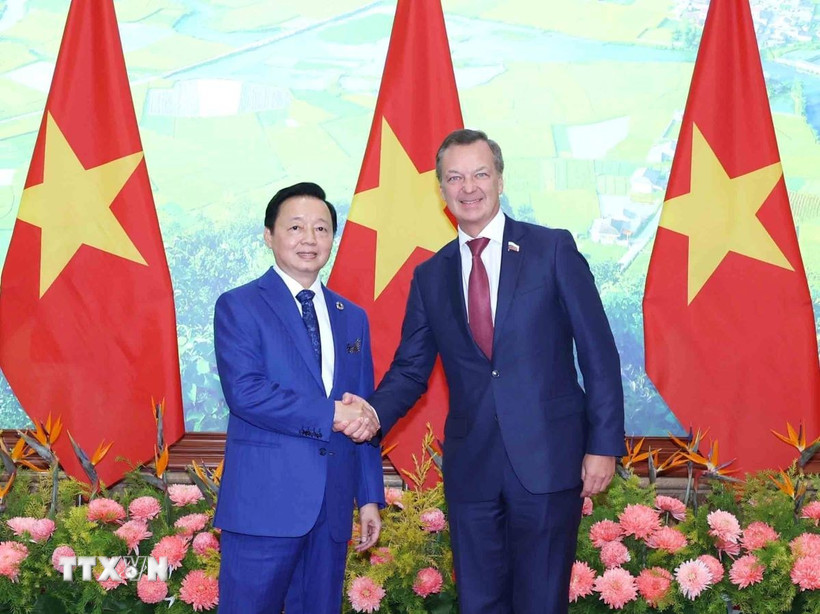 Phó Thủ tướng Trần Hồng Hà cùng Phó Chủ tịch thứ nhất Hội đồng Liên bang Nga Andrey Yatskin. (Ảnh: Phương Hoa/TTXVN)