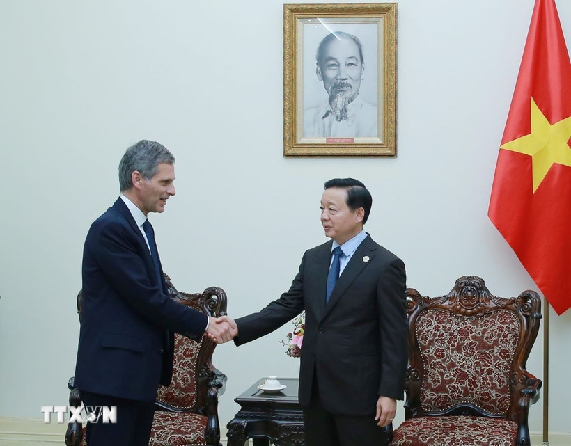 Phó Thủ tướng Trần Hồng Hà tiếp ông Rodolphe Saade, Chủ tịch kiêm Tổng giám đốc điều hành Tập đoàn CMA-CGM (Pháp). (Ảnh: TTXVN phát)