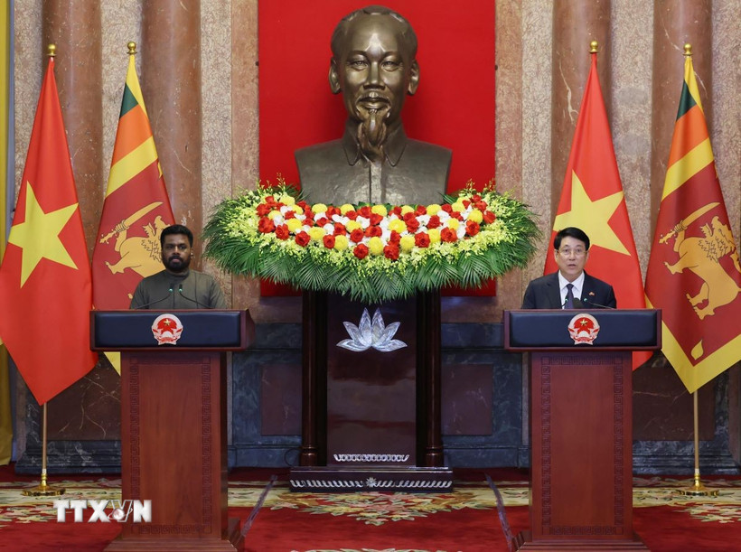 Chủ tịch nước Lương Cường và Tổng thống Sri Lanka Anura Kumara Dissanayaka tại cuộc gặp gỡ báo chí. (Ảnh: Lâm Khánh/TTXVN)