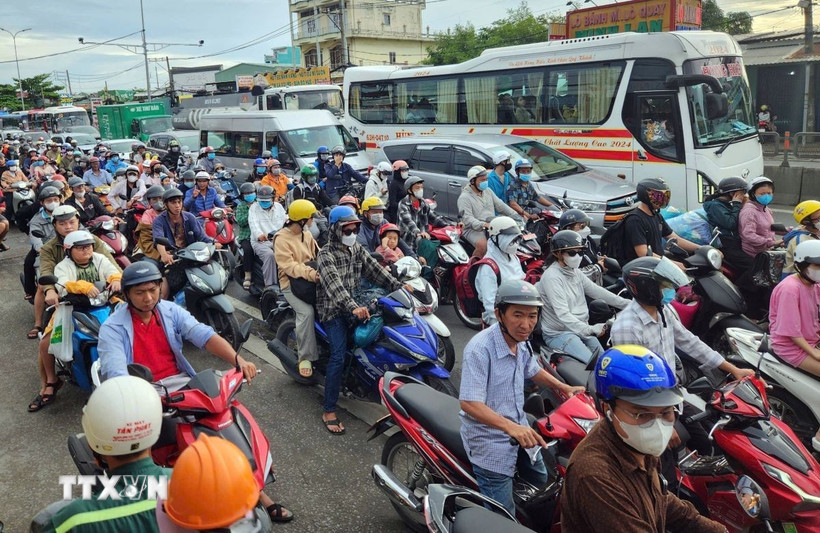 Người dân tham gia giao thông tại Thành phố Hồ Chí Minh. (Ảnh: Mạnh Linh/TTXVN)