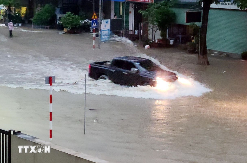 Các phương tiện di chuyển khó khăn khi mưa lớn gây ngập úng các tuyến đường ở Thái Nguyên. (Ảnh: Trần Trang/TTXVN)