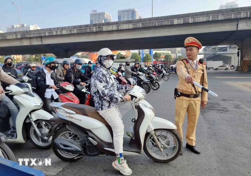 Một trường hợp vi phạm lỗi không chấp hành đèn tín hiệu giao thông. (Ảnh: Phạm Kiên/TTXVN)