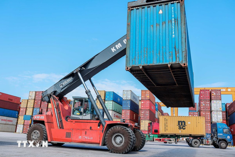 Hoạt động bốc dỡ, giao nhận container tại cảng Nam Đình Vũ. (Ảnh: Hoàng Hiếu/TTXVN)