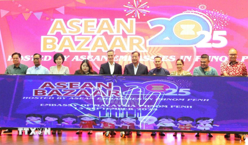 Ông Prak Sokhonn (thứ năm, từ phải sang), Phó Thủ tướng kiêm Bộ trưởng Bộ Ngoại giao và Hợp tác quốc tế Campuchia và Đại sứ, đại diện Đại sứ quán các nước ASEAN tại Campuchia thực hiện nghi thức khai mạc hội chợ. (Ảnh: Hoàng Minh/TTXVN)