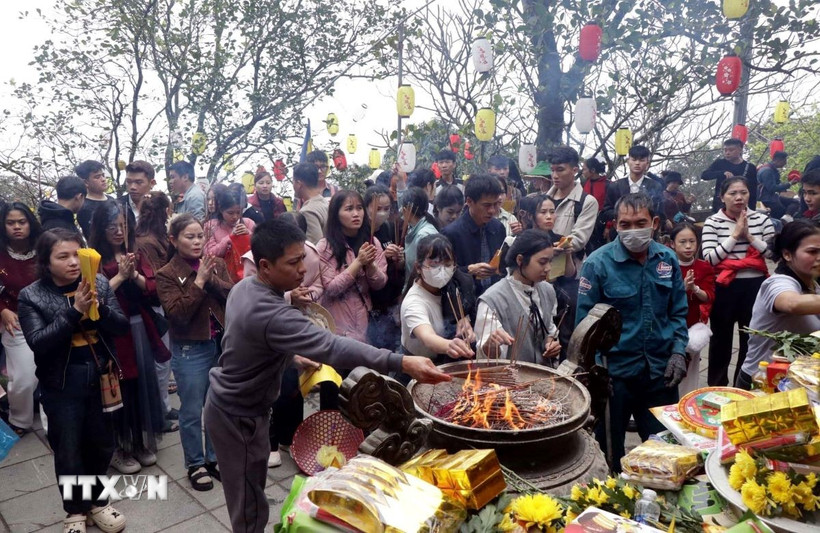 Du khách dâng hương chùa Hương Tích. (Ảnh: Công Tường/TTXVN)